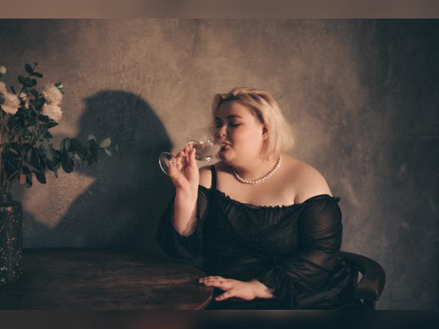 Connect with webcam model EllaBigBabe: Outfits