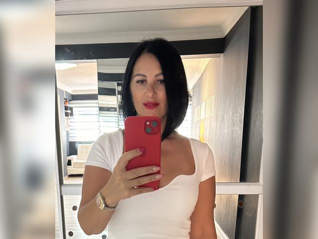 Adult chat with RosaxAngie: Strip-tease