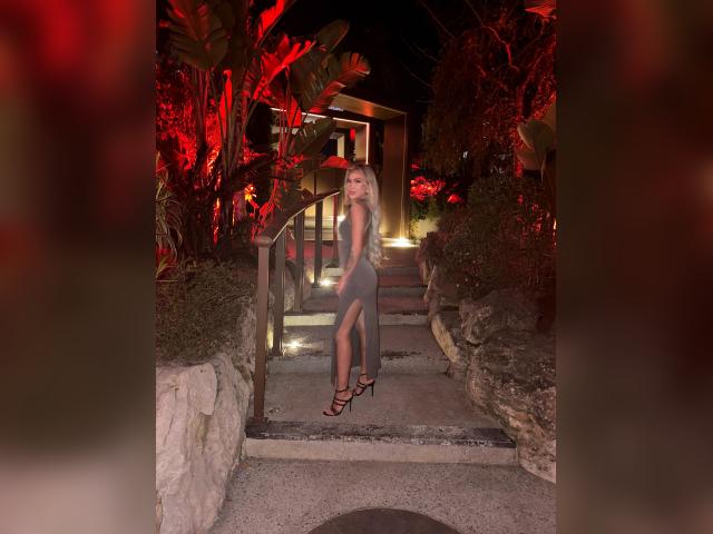 Welcome to cammodel profile for SelenaMoon: Legs, feet & shoes