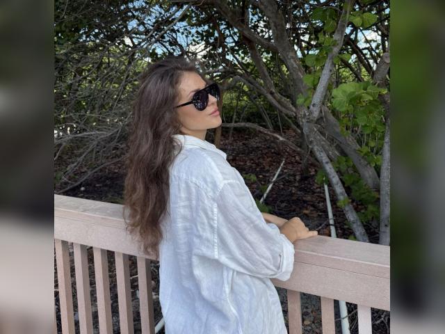 Why not cam2cam with KissieCutie