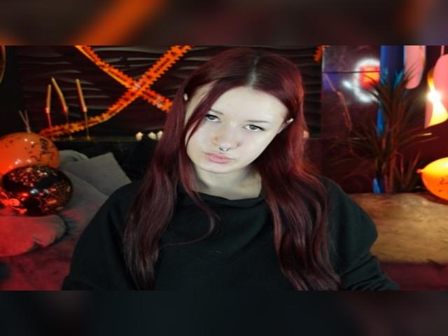 Welcome to cammodel profile for LilyMoonlight: Kissing