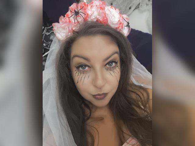 Why not cam2cam with MistressKlaraX: Kissing