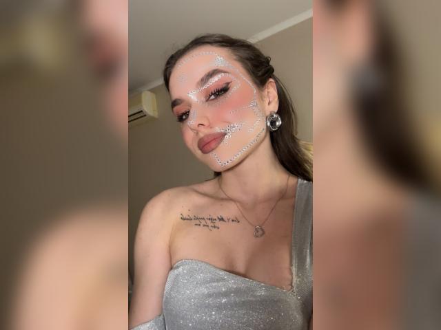 Adult chat with EmelyDavies: Strip-tease