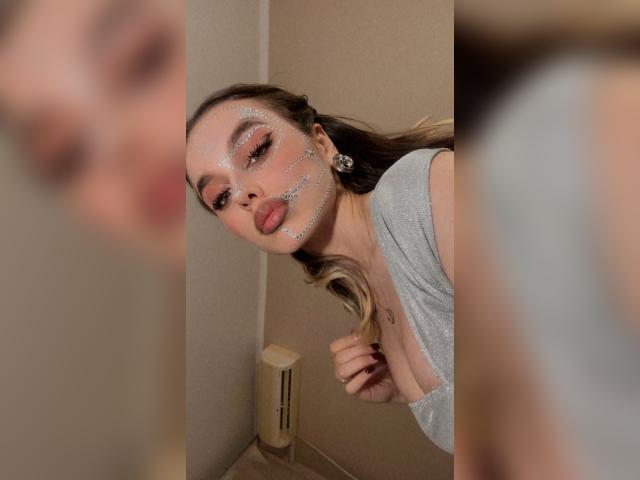 Welcome to cammodel profile for EmelyDavies: Smoking