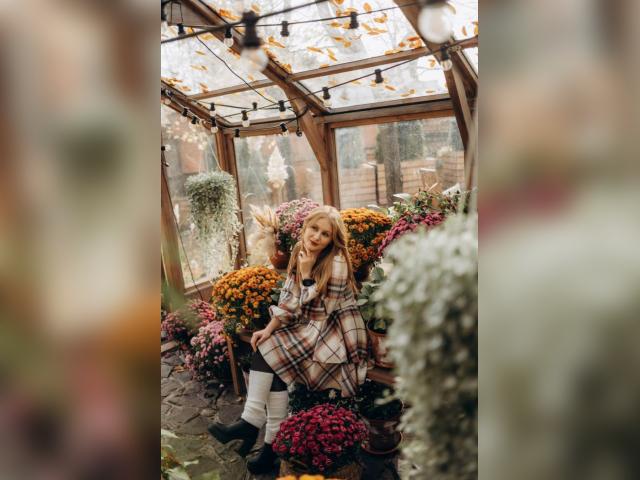 Welcome to cammodel profile for LadyRed1919