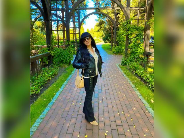 Why not cam2cam with VivienneDior: Travel