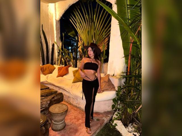 Adult chat with ElegantSo1: Outfits