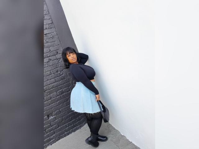 Welcome to cammodel profile for CurvyGoddess: Legs, feet & shoes