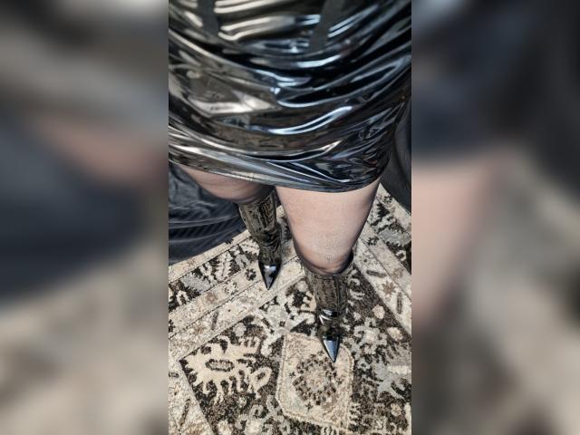 Adult chat with QueenJuliaA: Latex & rubber