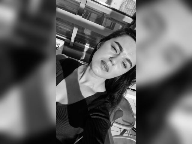 Connect with webcam model SofiaFisher: Lipstick