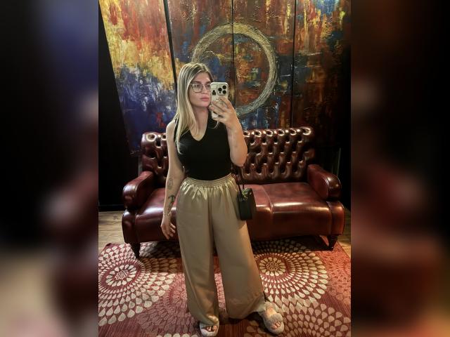 Welcome to cammodel profile for CrystalBlush: Travel