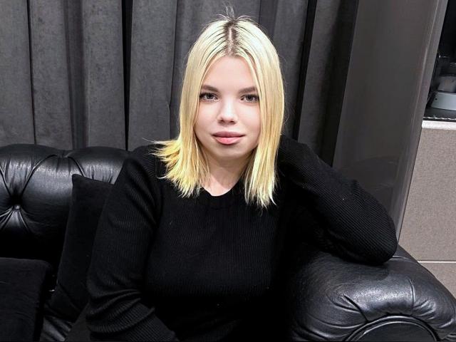 Adult webcam chat with LoraH78: Smoking