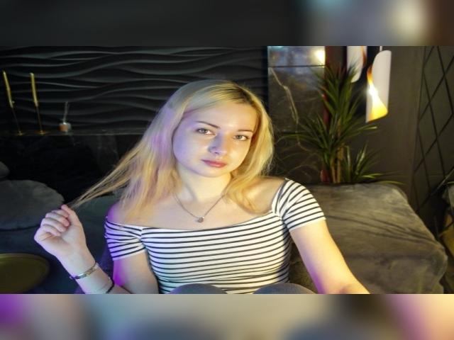 Adult webcam chat with JessieCuti: Strip-tease