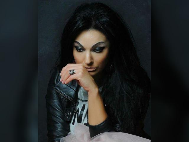 Why not cam2cam with CocoaKiss: Books/Reading