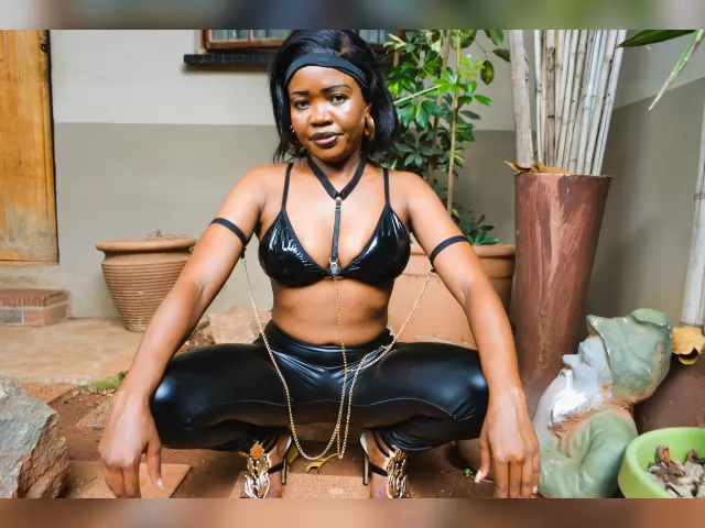 Connect with webcam model SexyDynamitexx: Nails