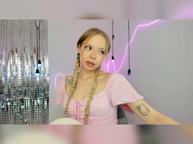 Start video chat with Lucyloy: Outfits