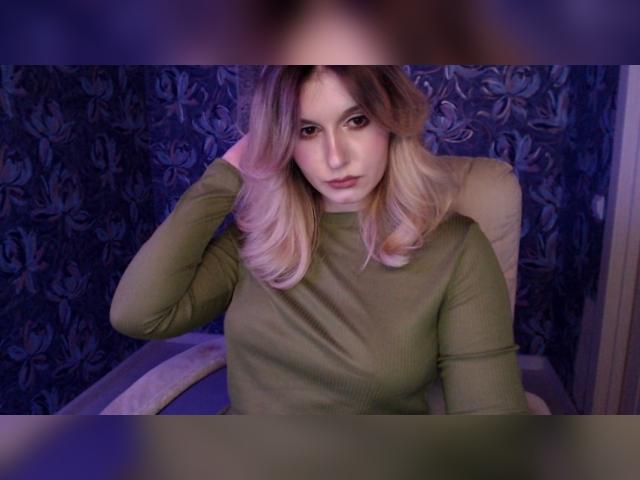 Adult webcam chat with FreyaCelestial: Nipple play