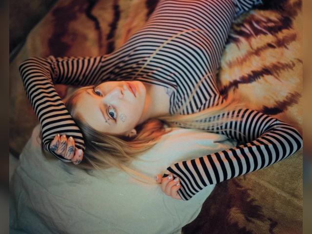 Adult chat with ElizaSadCat: Nipple play