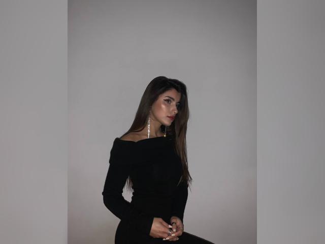 Connect with webcam model MelissaMay: Nails