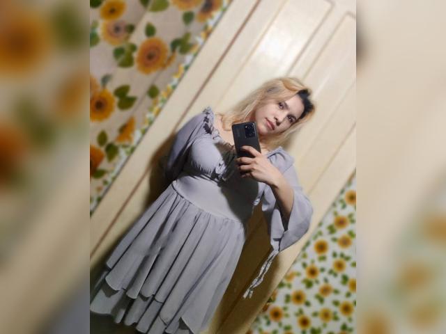 Why not cam2cam with Miiro00: Lipstick