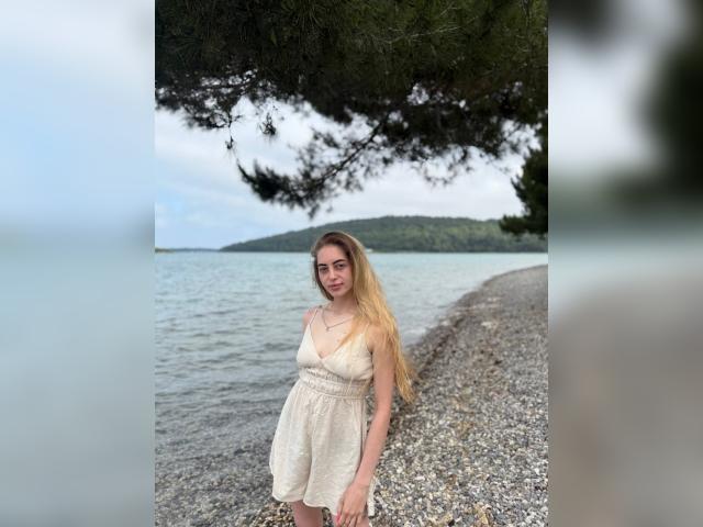 Adult chat with Sweet22girl2122: Smoking