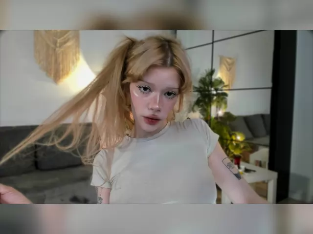 Explore your dreams with webcam model SweetMell: Nylons