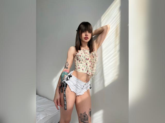 Welcome to cammodel profile for PrettyEllie: Nails