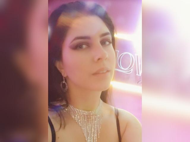 Find your cam match with SiaVelvet: Dancing