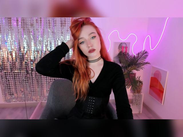 Connect with webcam model ZlataSaar: Smoking