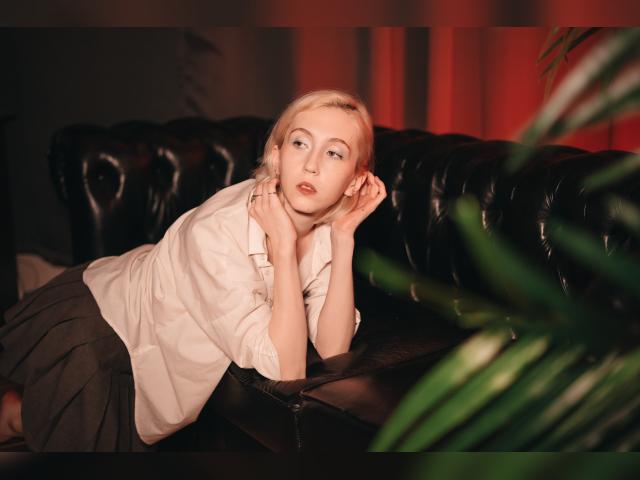 Why not cam2cam with ElenMoore: Nails