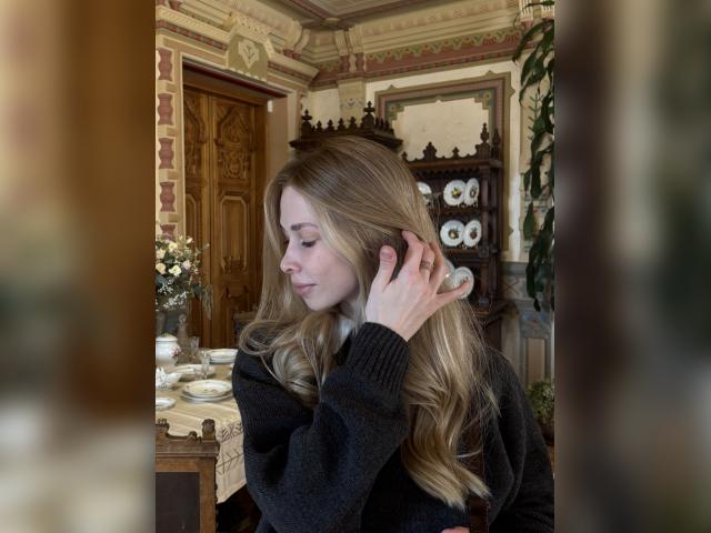 Connect with webcam model LimeMilk: Books/Reading