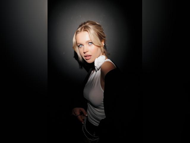 Welcome to cammodel profile for roxycherry: Travel