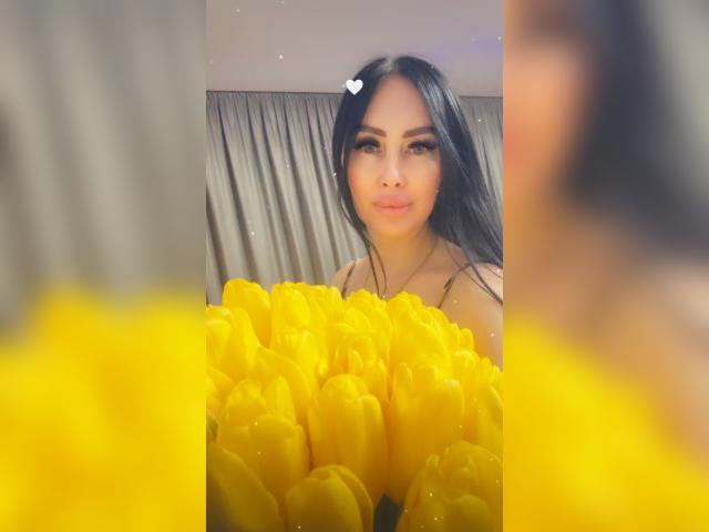 Connect with webcam model Milana345: Exercise