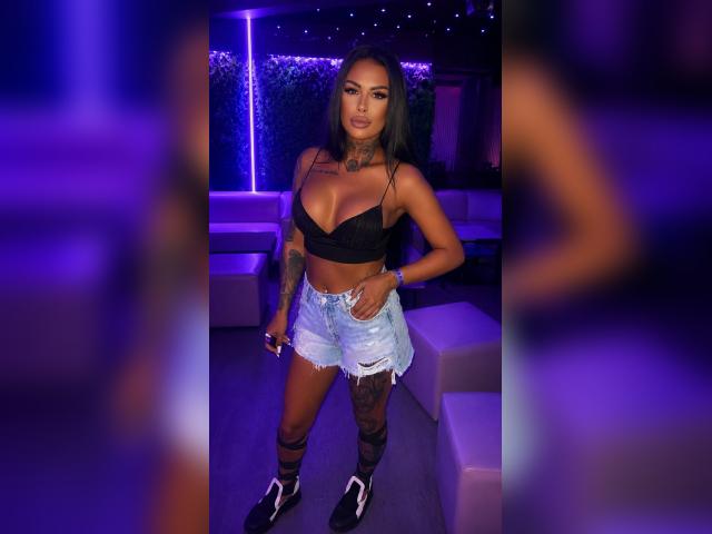 Welcome to cammodel profile for CuckoldressAsh: Kissing