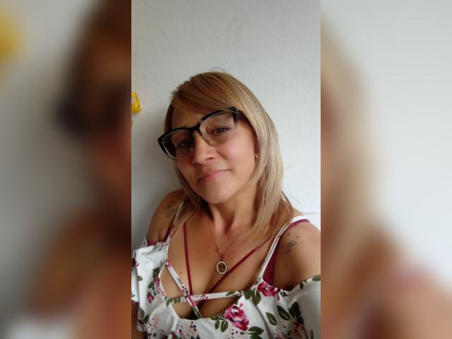 Welcome to cammodel profile for Ambar: Exhibition