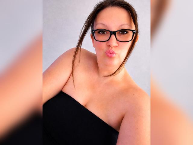 Webcam chat profile for MisssCutiePieXO: Lipstick