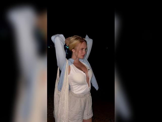 Why not cam2cam with MissLunar: Sports