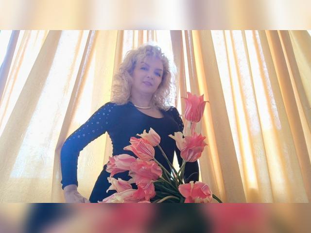 Welcome to cammodel profile for ElowenRose: Dancing