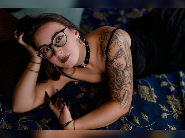 Welcome to cammodel profile for RitaSunsette: Nipple play
