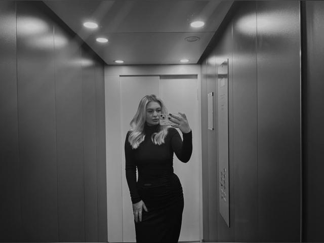 Visit ArianaLove profile