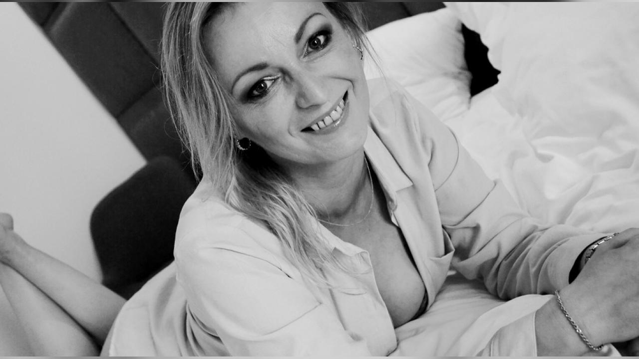 Webcam chat profile for VanessaLOVEX: Legs, feet & shoes