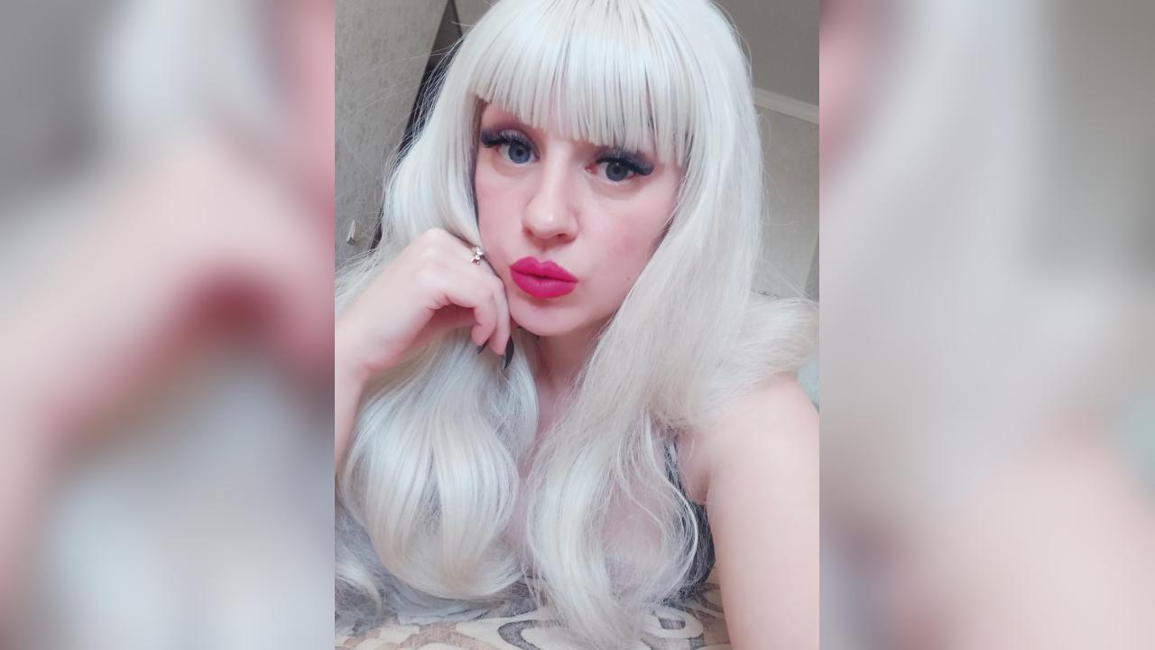 Webcam chat profile for SnowXWhite: Exhibition