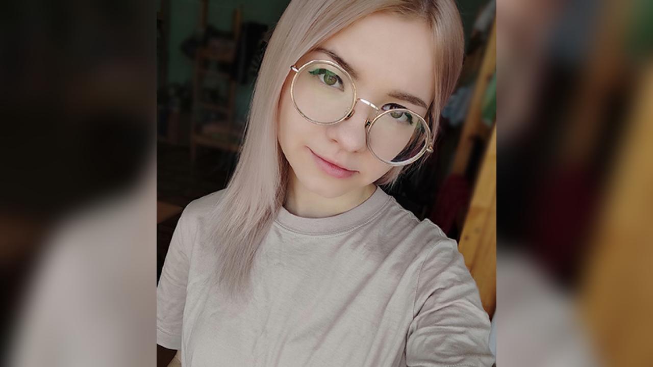 Webcam chat profile for Vicky69: Glasses
