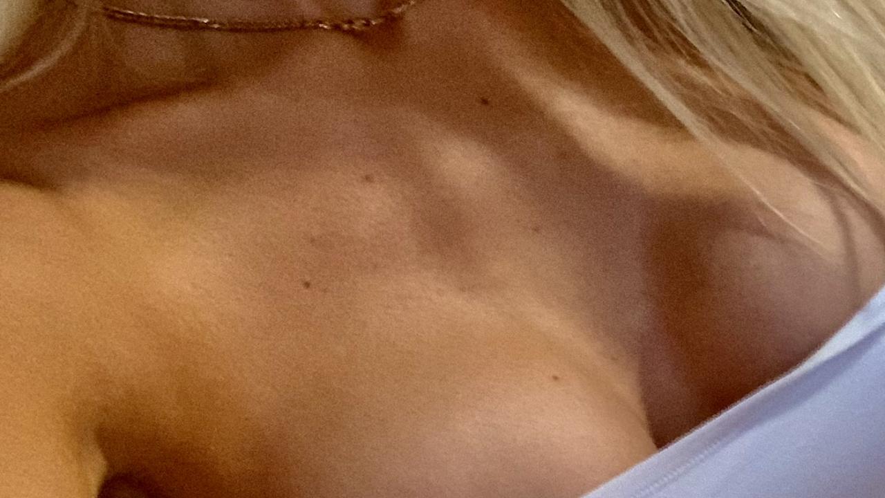 Webcam chat profile for BlondeSmiling: Leather