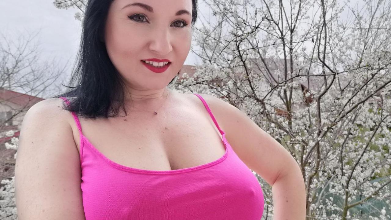 Webcam chat profile for EliseBliss69: Exhibition