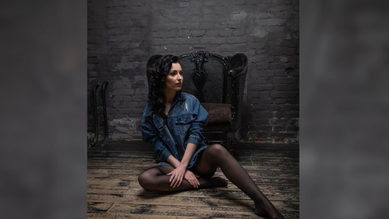 Webcam chat profile for KarinaInMind: Legs, feet & shoes