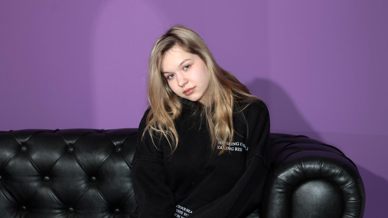 Webcam chat profile for SimonaWalker: Legs, feet & shoes