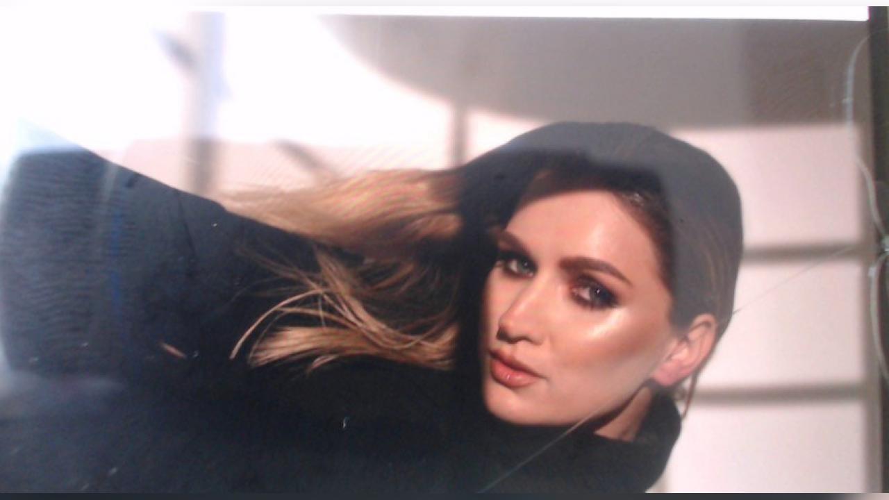 Webcam chat profile for funnyhotblondy: Kissing