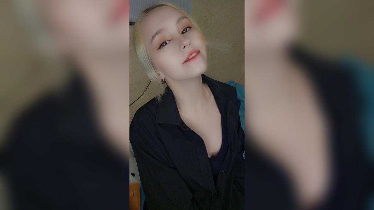 Webcam chat profile for JuneRori: Smoking