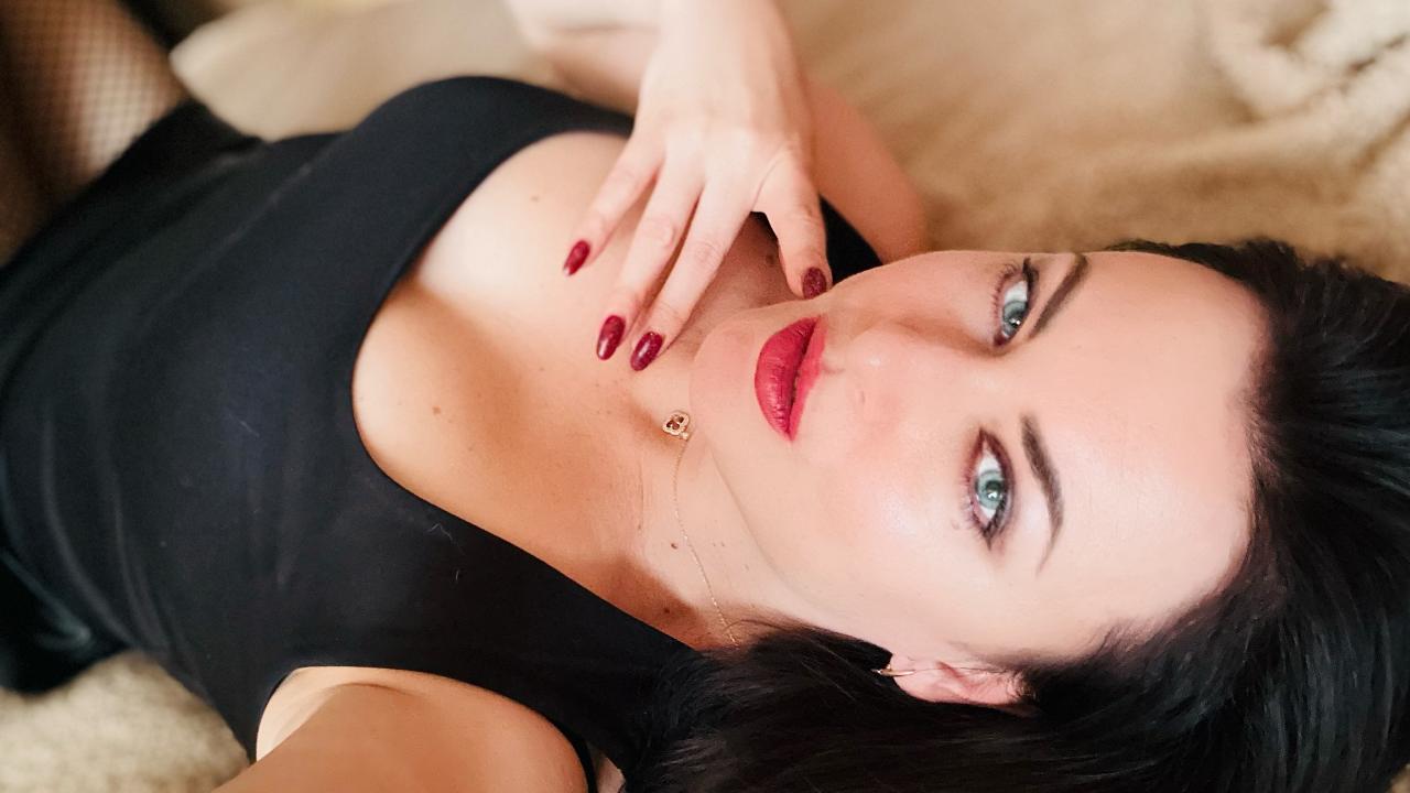Webcam chat profile for MARISABEL: Kissing